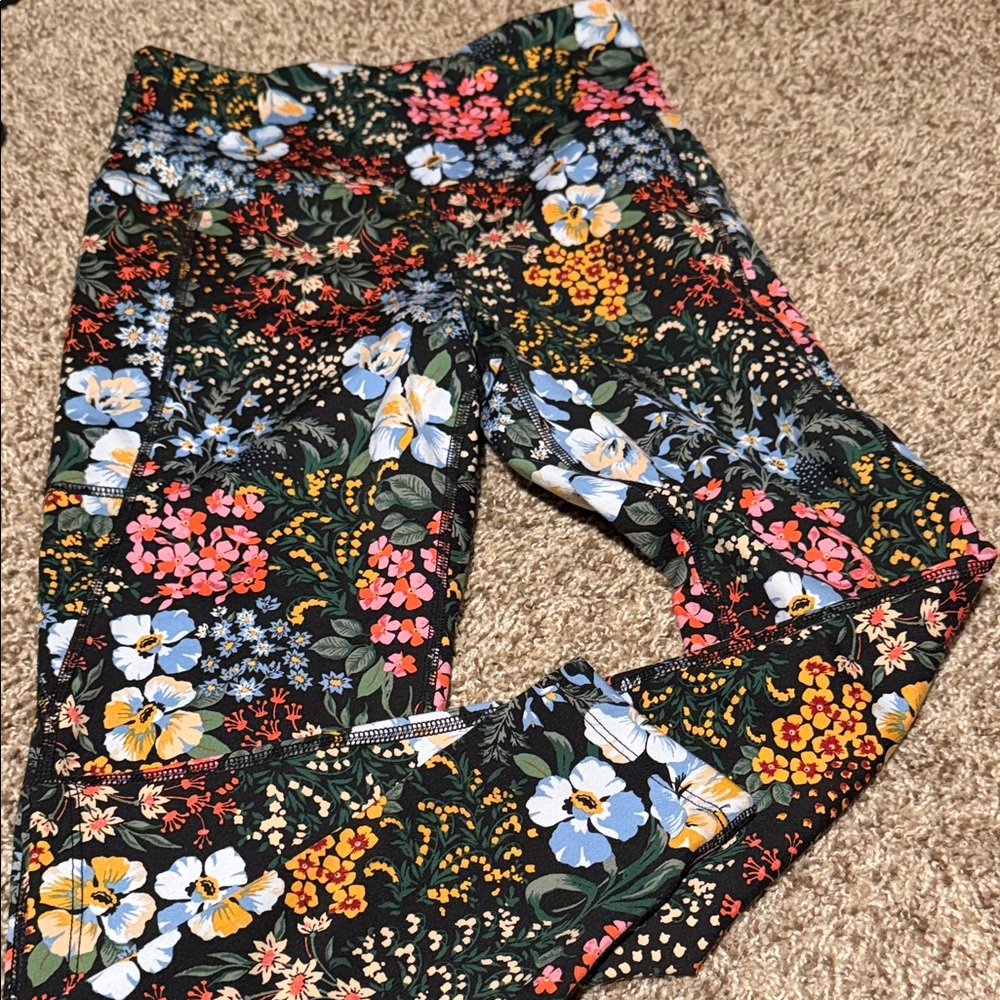 Gorgeous Laura Ashley Black & Floral Pattern Leggings (S) like new!